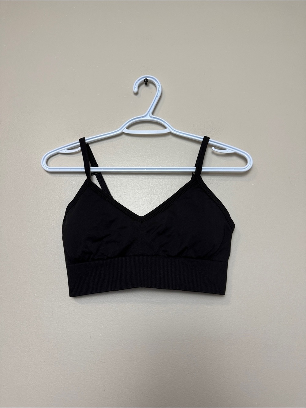 Lululemon Black Seamless V-Neck Bralette - Women Intimates size 6